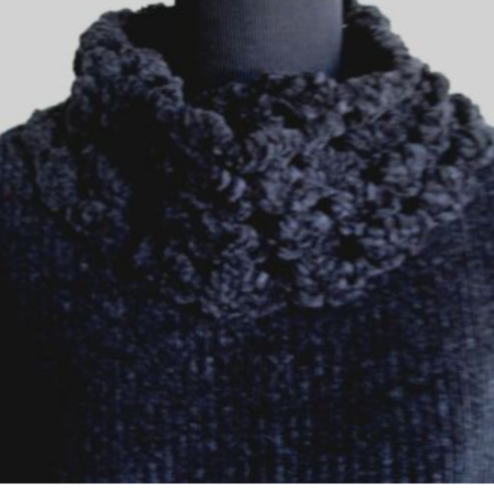 Size MED Victoria Jones turtleneck sweater